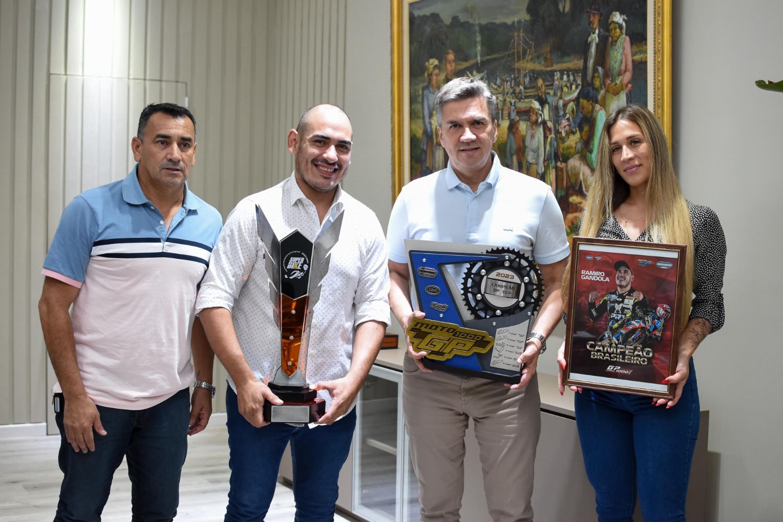 EL GOBERNADOR ZDERO RECIBIÓ AL CAMPEÓN DE MOTOCICLISMO RAMIRO GANDOLA