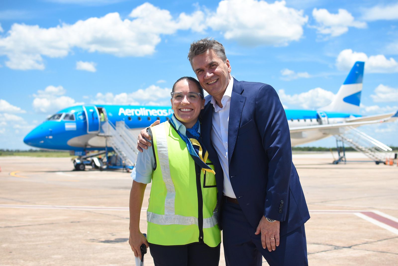 CONECTIVIDAD Y TURISMO: EL GOBERNADOR ZDERO INAUGURÓ EL PRIMER VUELO RESISTENCIA - PUERTO IGUAZÚ
