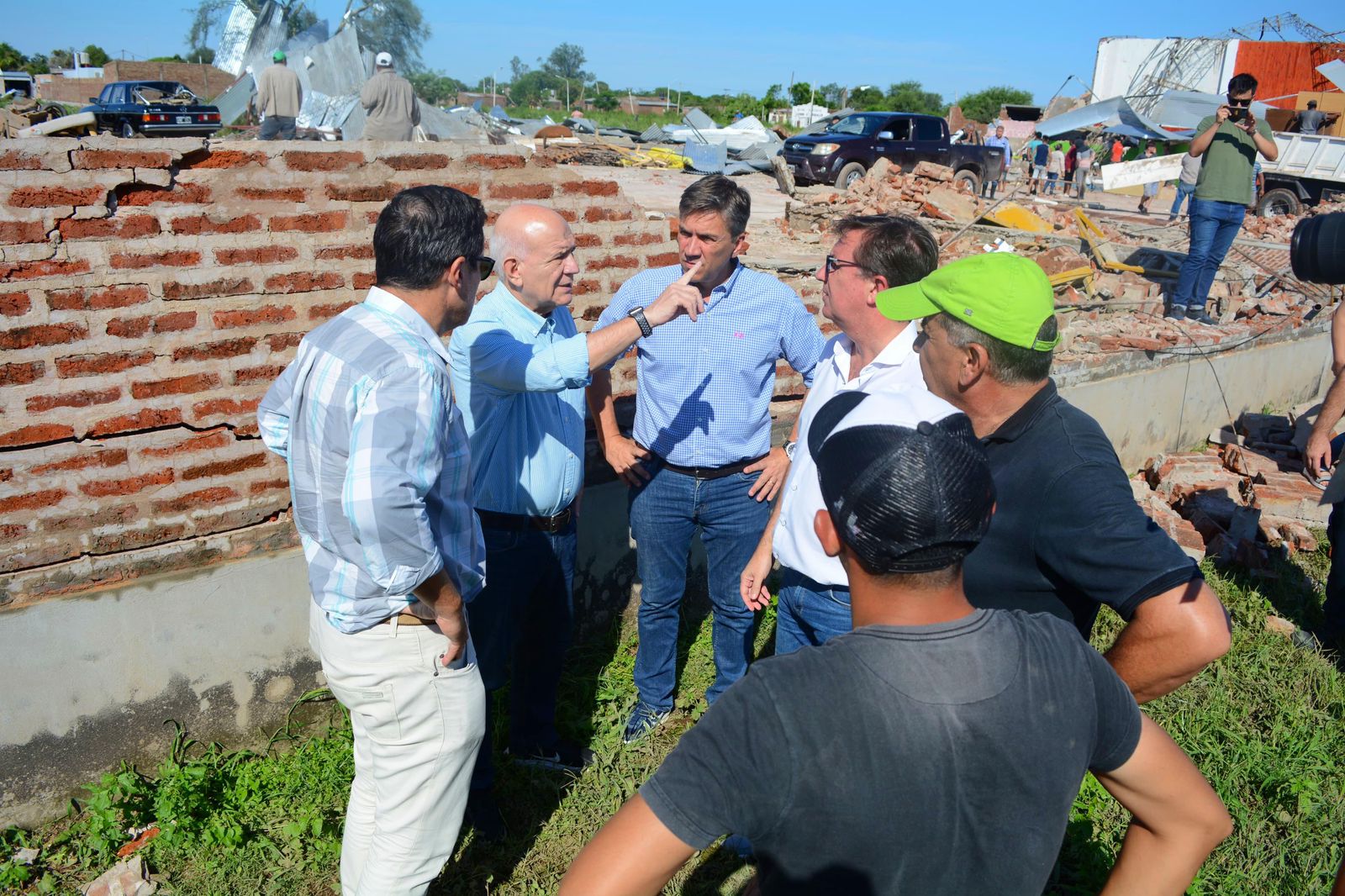 EL GOBERNADOR ZDERO SE ENCUENTRA EN LAS BREÑAS, TRAS EL FUERTE TORNADO Y CON LAS ÁREAS DE GOBIERNO AYUDANDO EN LA LOCALIDAD