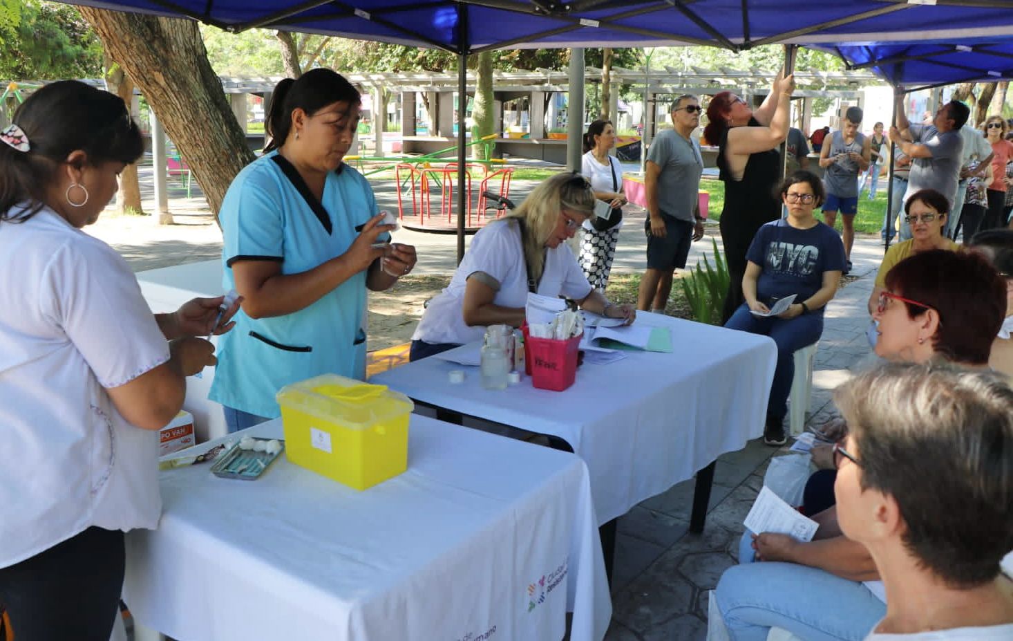 POSTAS DE VACUNACIÓN EN LA PLAZA 25 DE MAYO Y EL PARQUE DE LA DEMOCRACIA