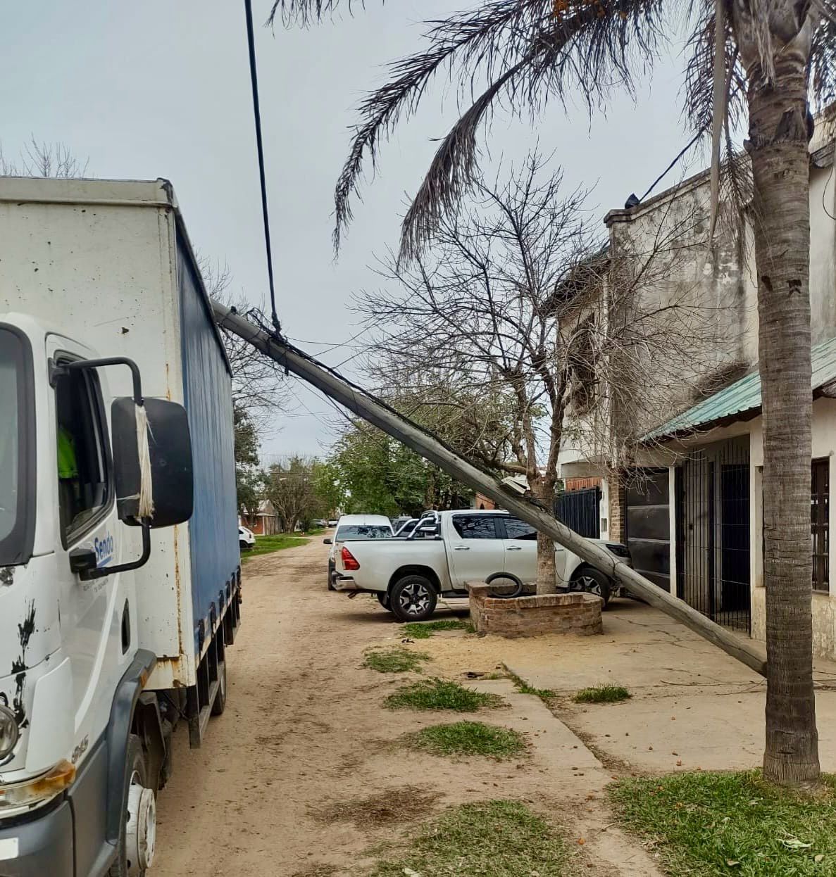 SECHEEP: “LA MAYOR CANTIDAD DE POSTES CAÍDOS O A PUNTO DE CAERSE, NO PERTENECEN A LA RED ELÉCTRICA”