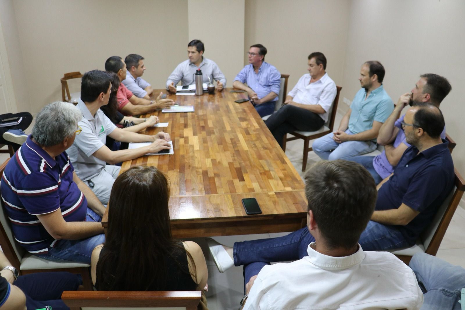 SÁENZ PEÑA: EL MINISTRO HALAVACS SE REUNIÓ CON PRODUCTORES APÍCOLAS Y CON REFERENTES DE LA CÁMARA DE COMERCIO  