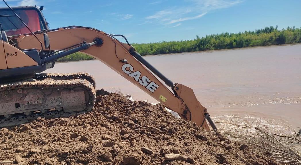 EL GOBIERNO PROVINCIAL TRABAJA PARA REENCAUZAR EL ESCURRIMIENTO DEL RÍO BERMEJO Y EVITAR EROSIÓN DE LA COSTA CHAQUEÑA