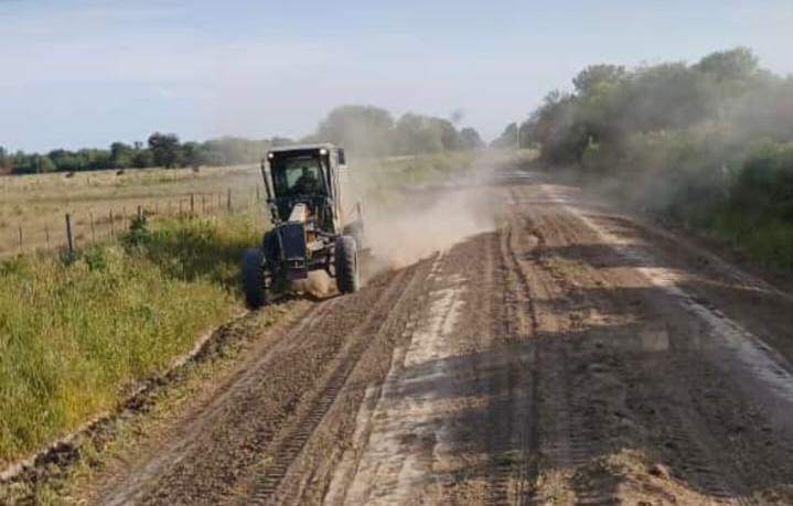 MEJORAMIENTO DE CAMINOS: EL GOBIERNO PROVINCIAL TRABAJA EN DISTINTOS PARAJES DEL INTERIOR