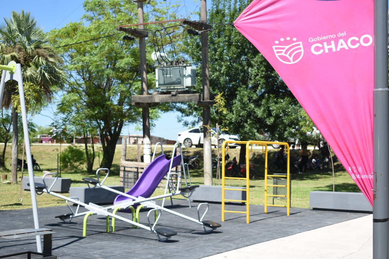 MÁS OBRAS PARA LA GENTE: EL GOBERNADOR ZDERO INAUGURÓ UNA NUEVA PLAZOLETA EN PUERTO VILELAS