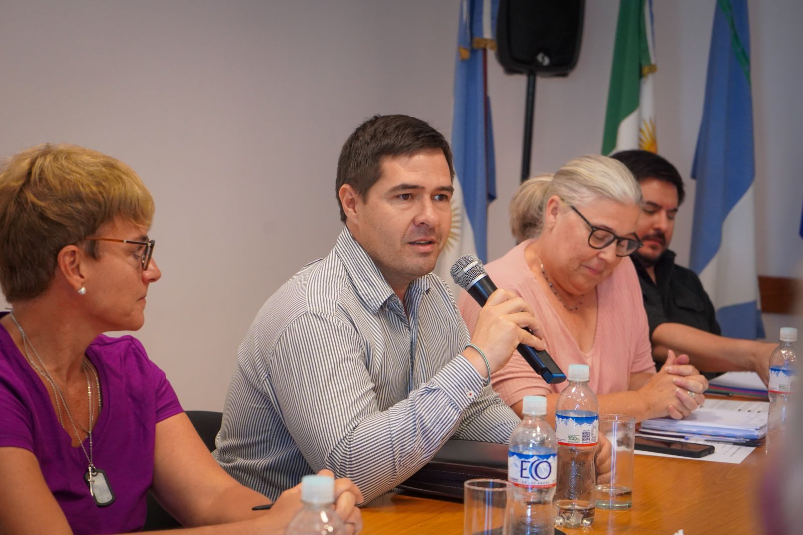 MESA DE TRABAJO INTERINSTITUCIONAL: PRODUCCIÓN COORDINÓ ACCIONES CON EL INTA, INTI, SENASA Y EDUCACIÓN