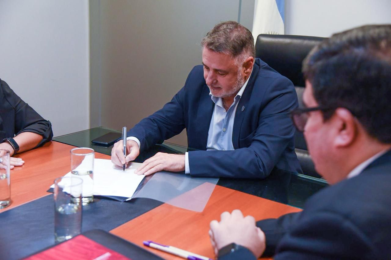 EL MINISTERIO DE GOBIERNO FIRMÓ UN CONVENIO CON LA FACULTAD DE DERECHO DE LA UNNE
