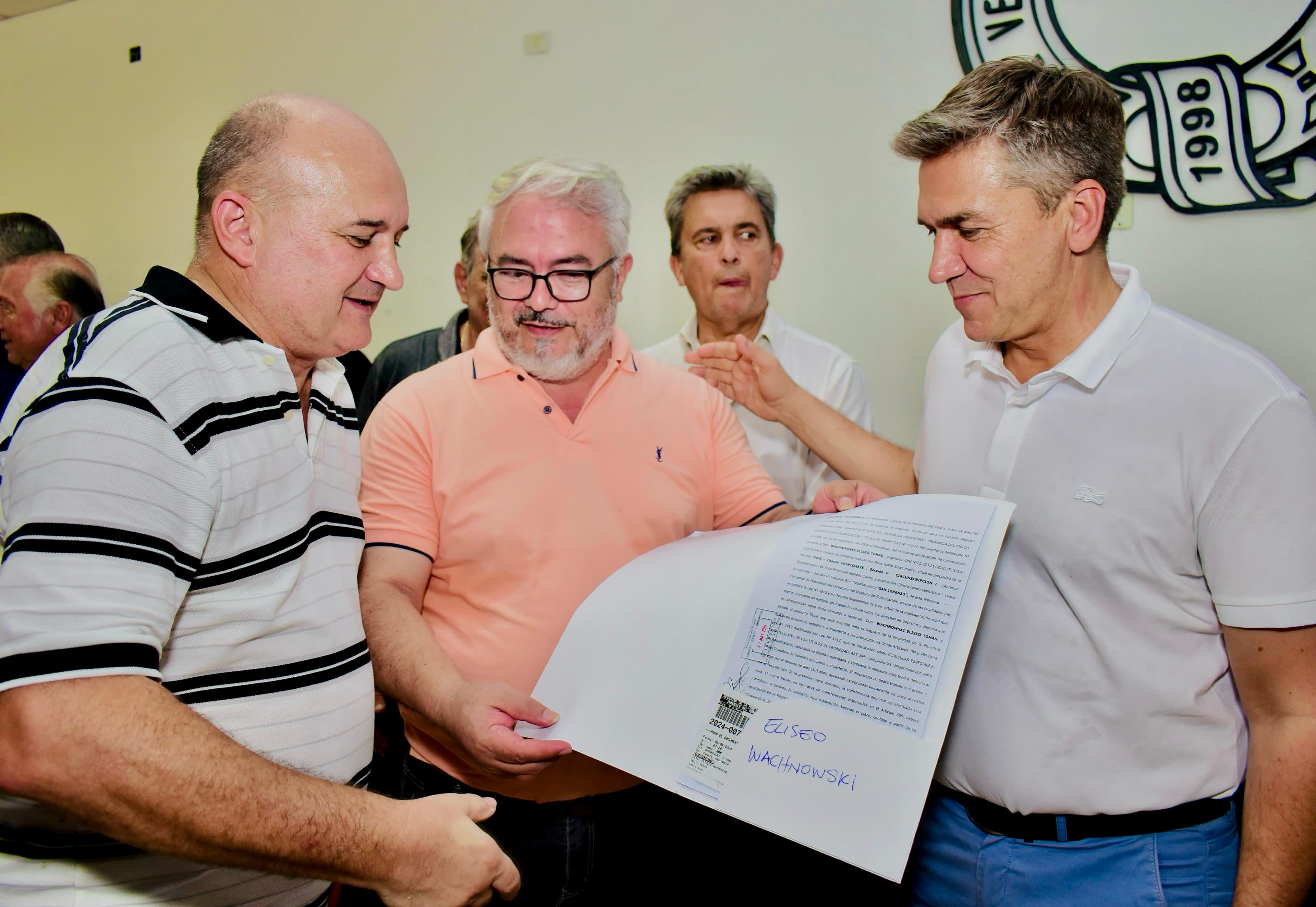 VILLA BERTHET: EL GOBERNADOR ZDERO ENTREGÓ TÍTULOS Y FINANCIAMIENTO DE FONDOS DE LA LEY DE BOSQUES A PRODUCTORES