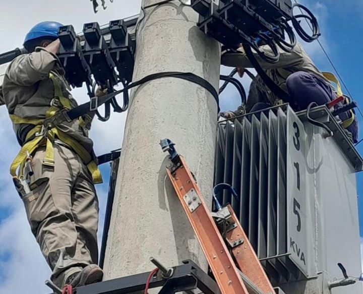 SIGUEN TRABAJANDO LAS CUADRILLAS: FUERTES VIENTOS PROVOCARON FALLAS ELÉCTRICAS EN EL ÁREA METROPOLITANA