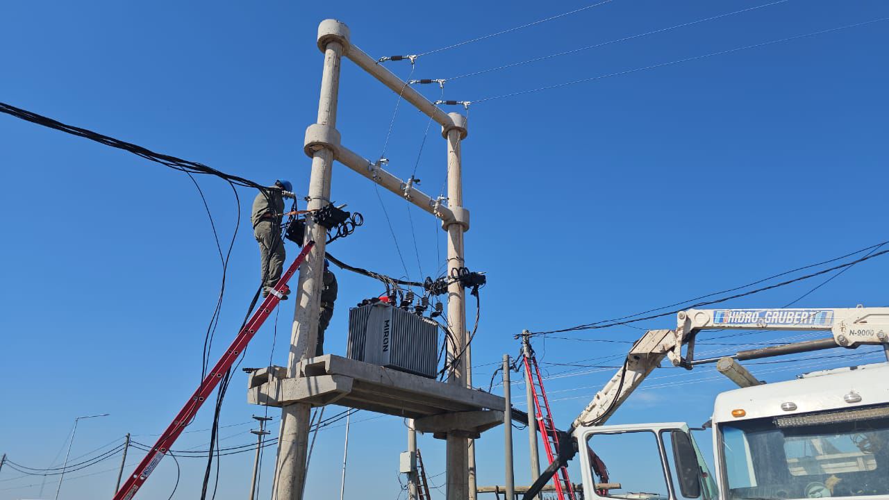 EL GOBIERNO PROVINCIAL FORTALECE LA RED ELÉCTRICA EN BARRIOS DE JUAN J. CASTELLI