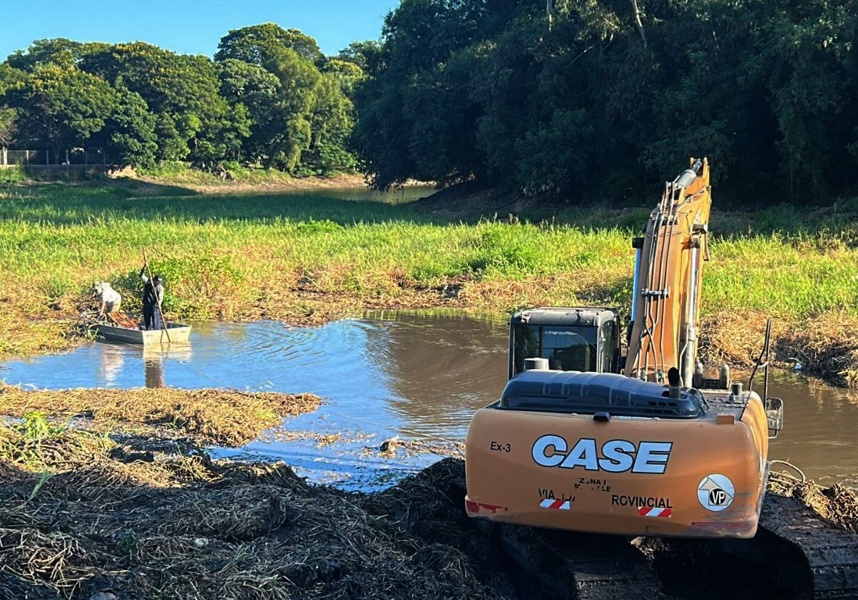 OPERATIVO DE LIMPIEZA EN EL RÍO NEGRO FRENTE AL CLUB REGATAS RESISTENCIA