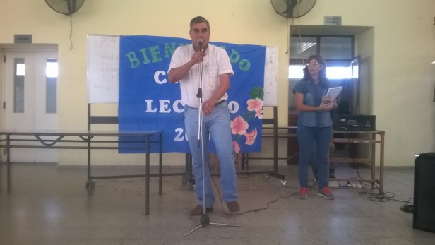 El Director Elfio Avalos dirigiendo las palabras de Bienvenida