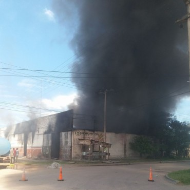 Incendio destruye depósito sobre la colectora y calle 6 del barrio San Cayetano