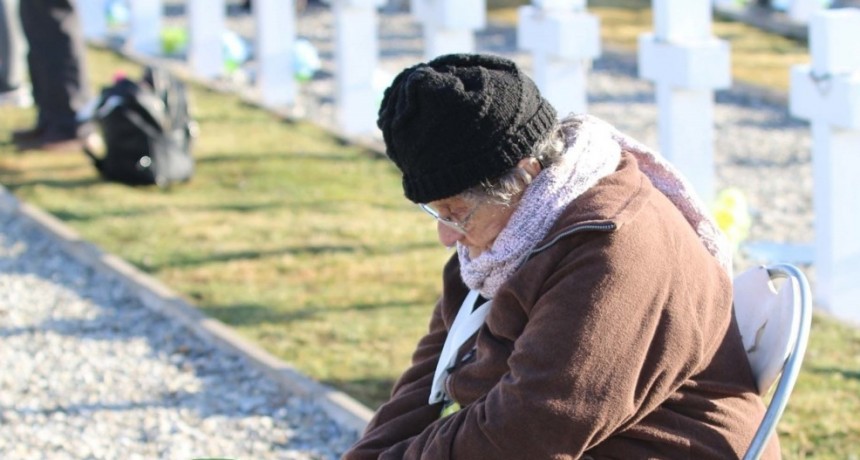 LA MAMÁ DEL SOLDADO LUIS FERNANDEZ POR PRIMERA VEZ DELANTE DE LA TUMBA DE SU HIJO EN MALVINAS