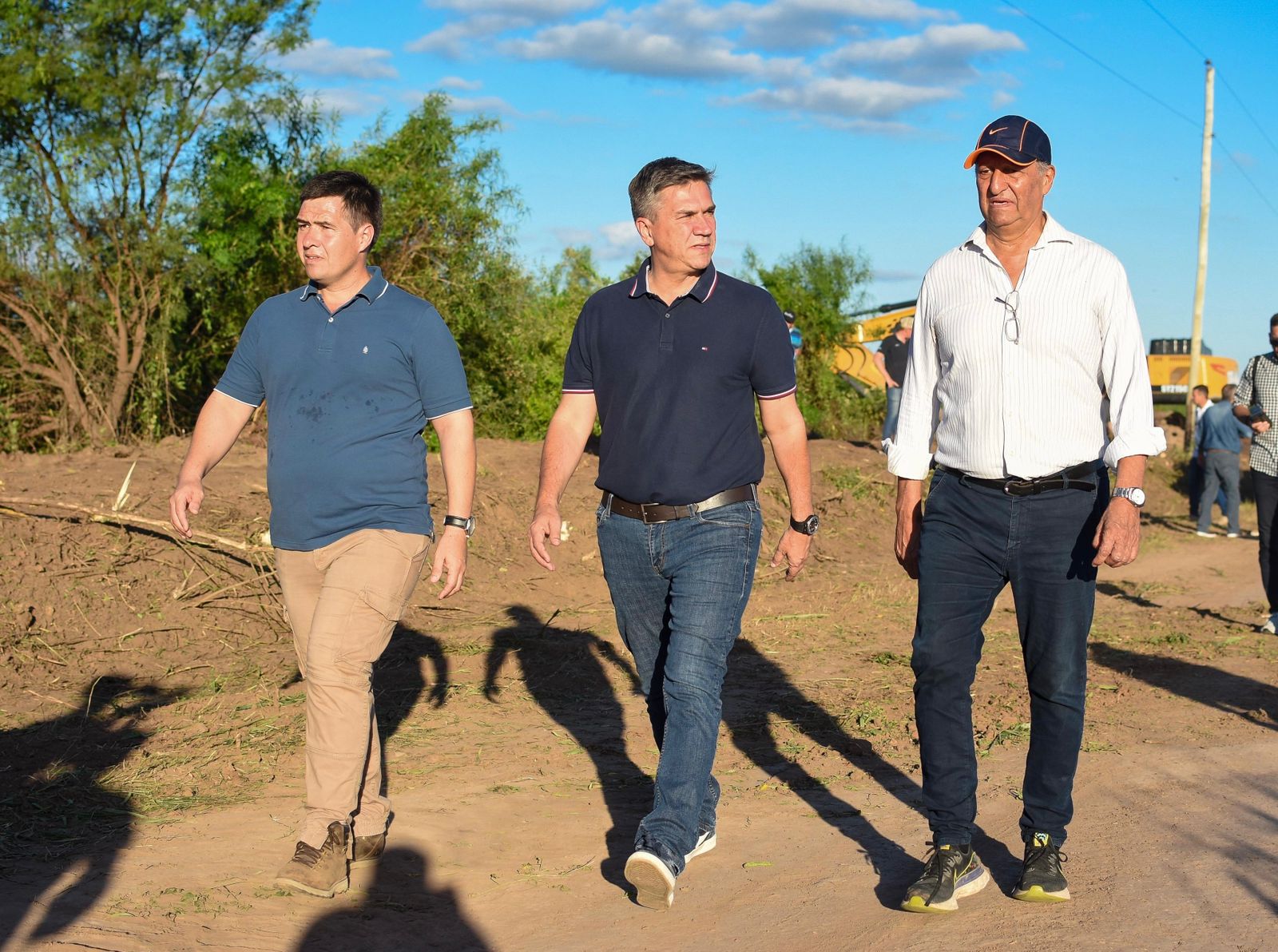 VILLA ÁNGELA: EL GOBIERNO PROVINCIAL LIMPIÓ EL CANAL DE AGUA DE JUAN J. PASO, TRAS AÑOS DE ABANDONO