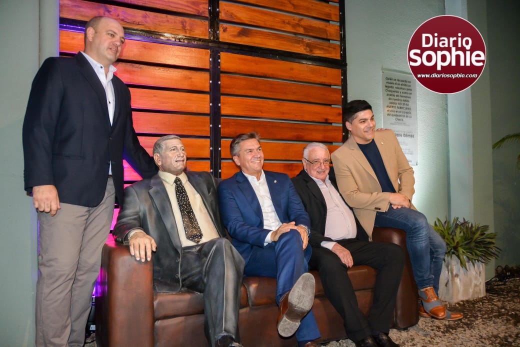 SE INAUGURÓ EN LA CASA DE LAS CULTURAS, UNA ESCULTURA HIPERREALISTA DE FABRICIANO GÓMEZ
