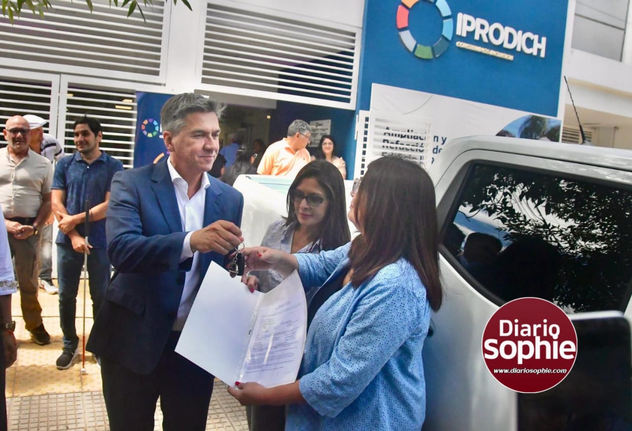 EL GOBERNADOR ZDERO ENTREGÓ A IPRODICH UN VEHÍCULO 4X4 PARA OPERATIVOS Y TRASLADOS DE PERSONAS CON DISCAPACIDAD