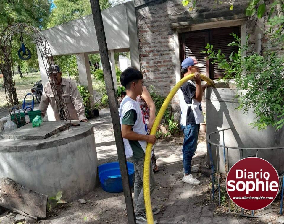 MACHAGAI: EL GOBIERNO PROVINCIAL SUMINISTRA Y LLEVA AGUA POTABLE A  DISTINTOS BARRIOS