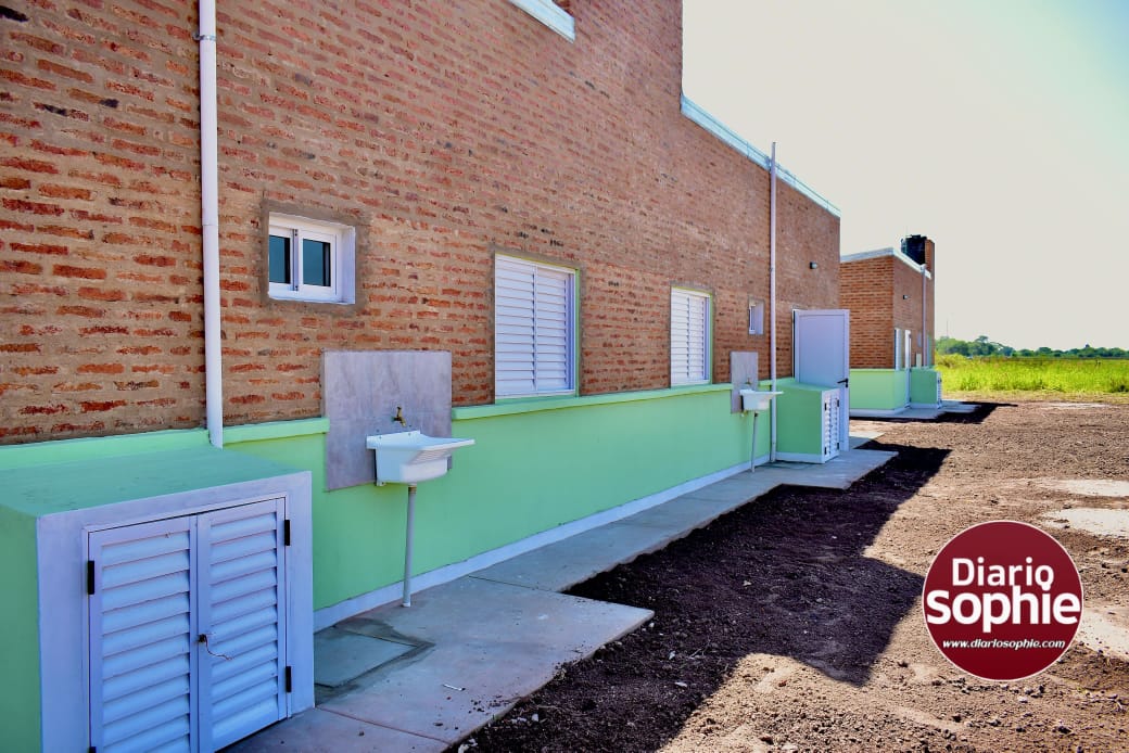 EL GOBERNADOR ZDERO ENTREGÓ VIVIENDAS A FAMILIAS DEL PARAJE EL PALMAR
