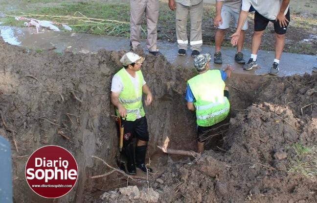 PUERTO TIROL: ANTE LA FALTA DE RESPUESTAS DE LA COOPERATIVA, SAMEEP INTERVINO Y REPARÓ UN CAÑO EN LA ZONA DEL PARQUE INDUSTRIAL