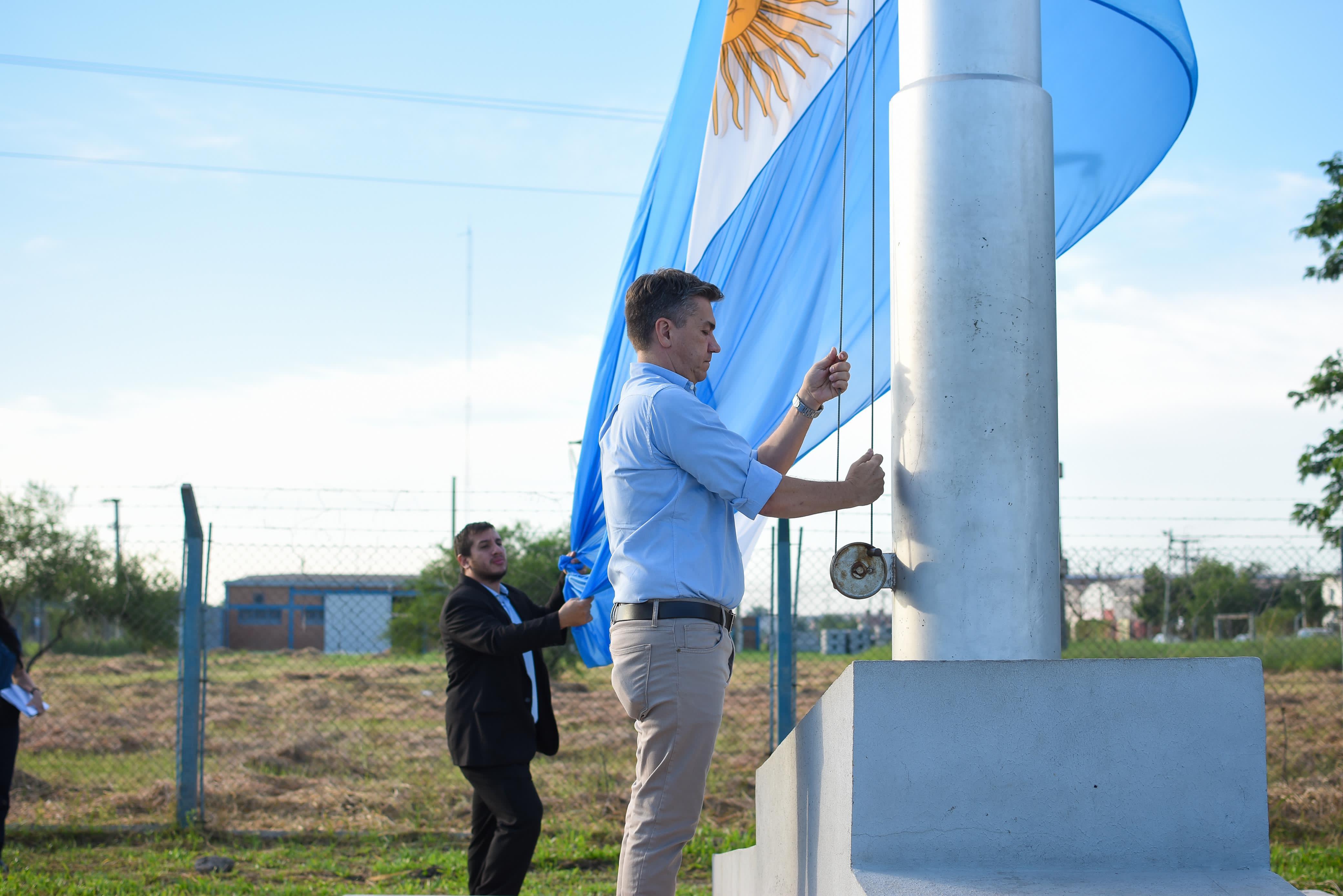 EL GOBERNADOR ACOMPAÑÓ EL IZAMIENTO DE LA BANDERA NACIONAL EN VÍSPERAS DEL 42° DE LA GESTA DE MALVINAS