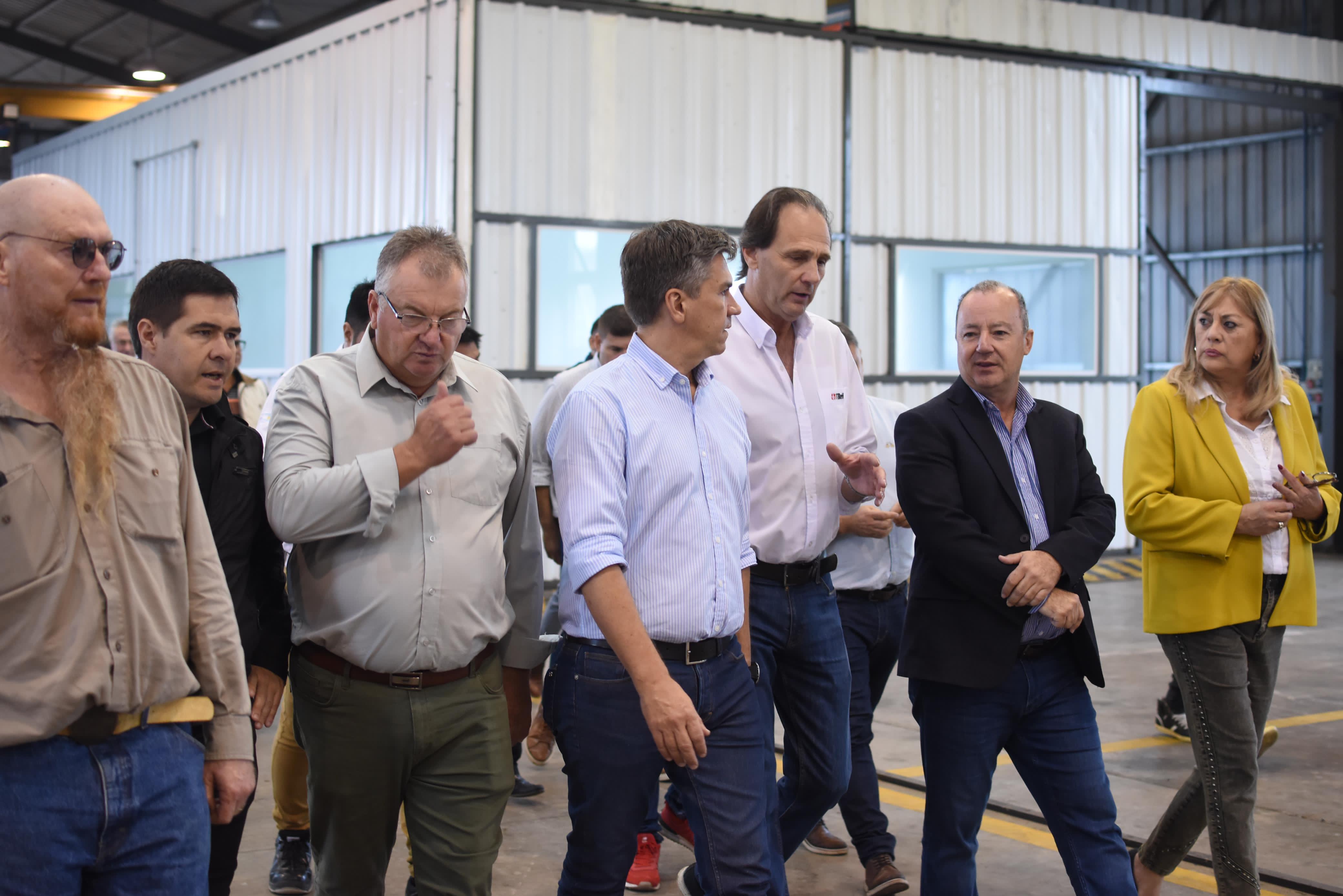 EL GOBERNADOR ZDERO ESTUVO EN LA FÁBRICA TBEH QUE PRODUCE MAQUINARIAS AGRÍCOLAS Y VIALES PARA CHACO Y EL PAÍS