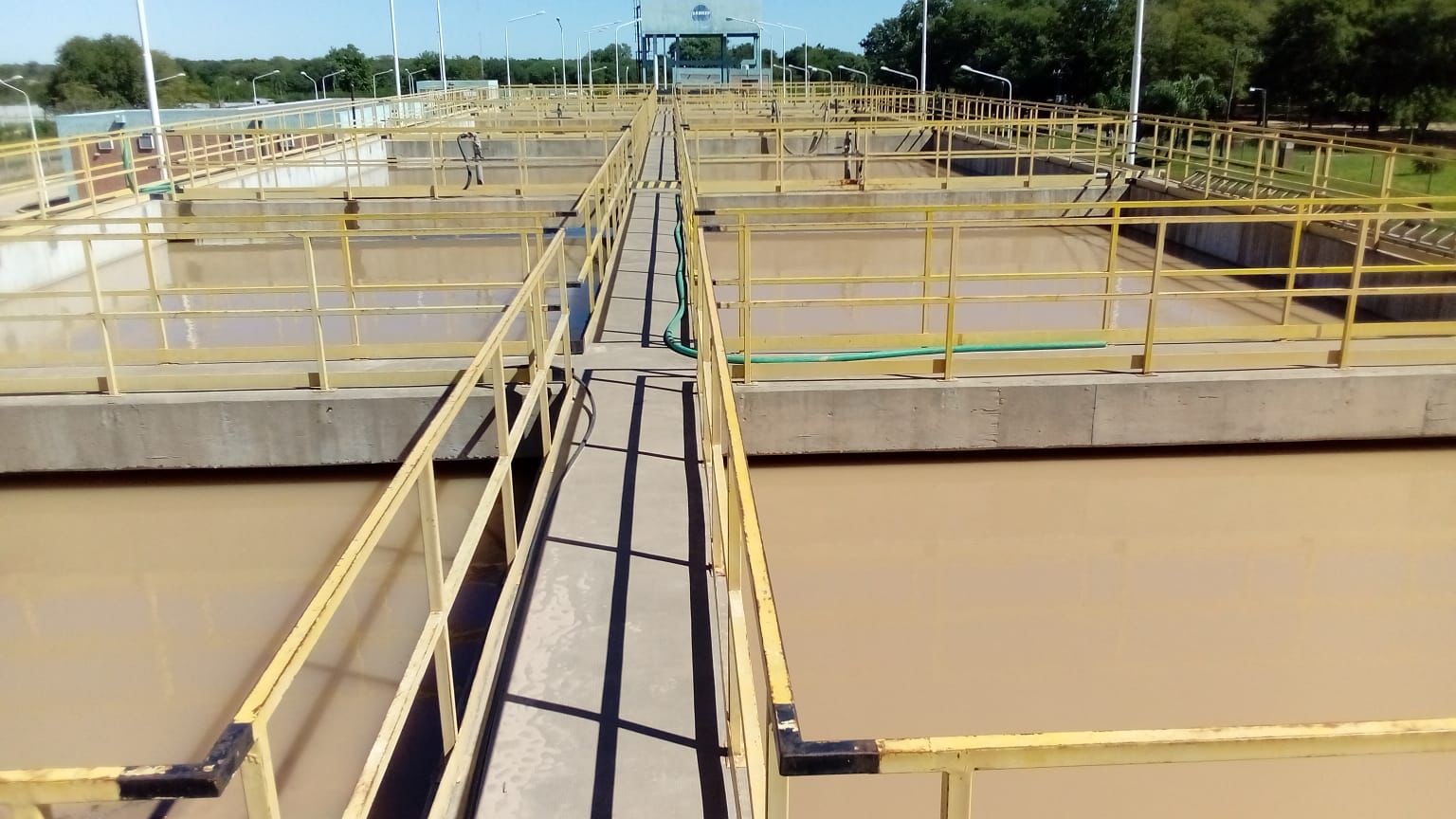 PRESIDENCIA ROCA: SAMEEP EJECUTA TAREAS DE MANTENIMIENTO EN LA PLANTA PARA MEJORAR LA PRODUCCIÓN DE AGUA POTABLE