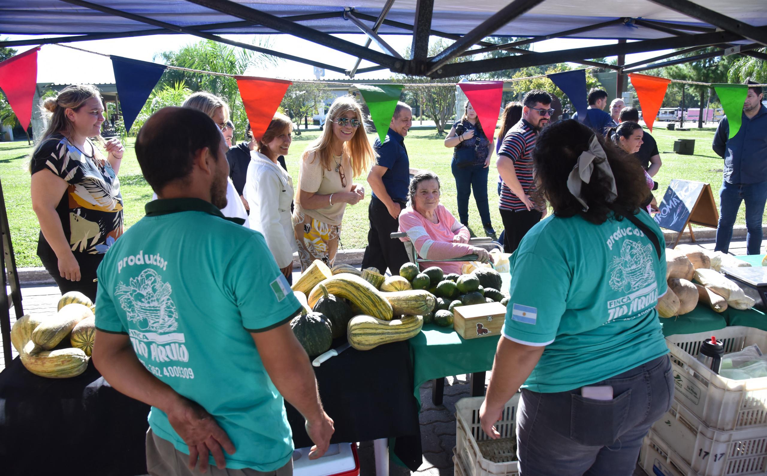 EL GOBIERNO Y EL MUNICIPIO DE RESISTENCIA DESARROLLARON LA FERIA DE PEQUEÑOS PRODUCTORES EN EL DOMO DEL CENTENARIO