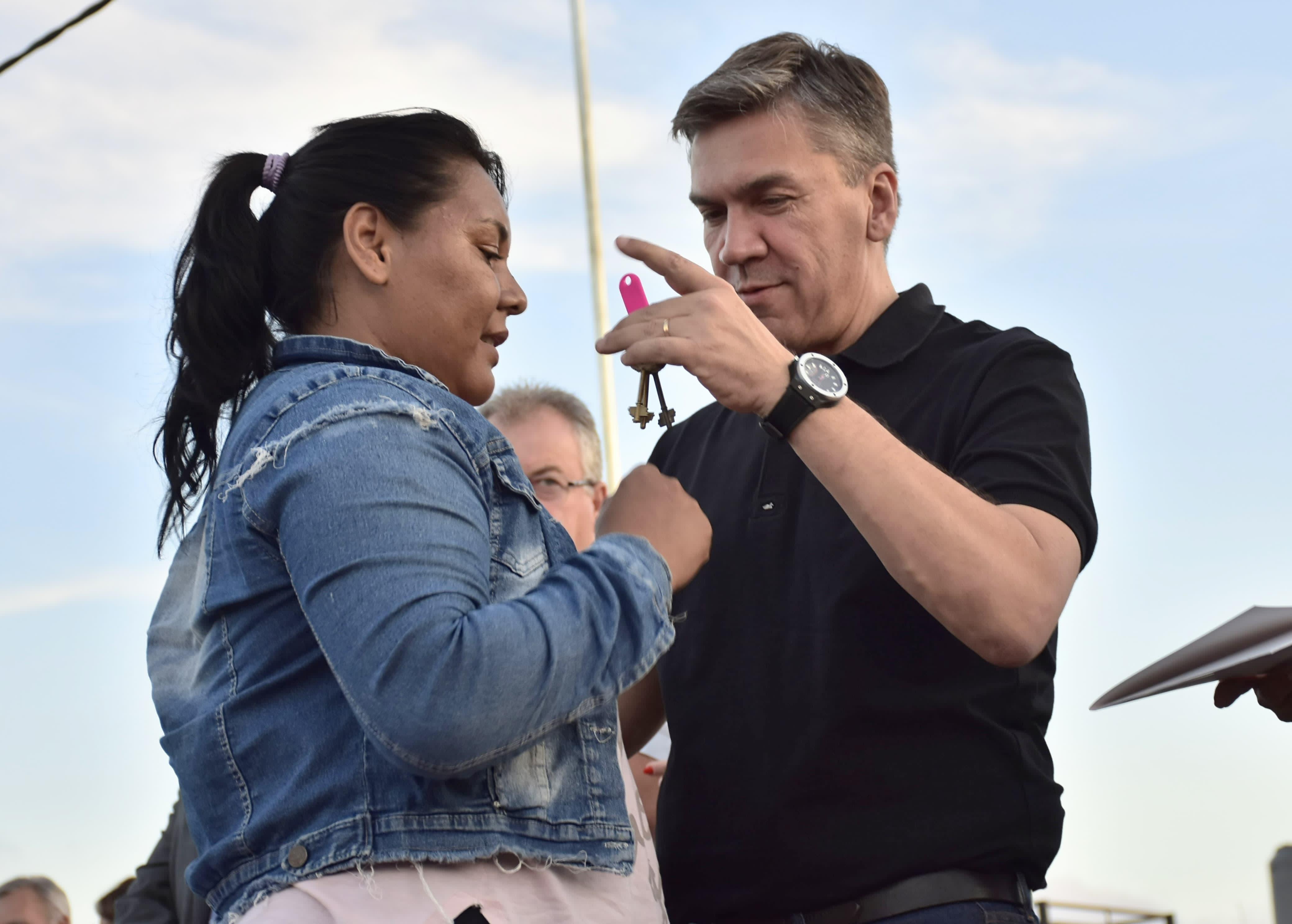 EL GOBERNADOR ENTREGÓ 100 VIVIENDAS A FAMILIAS DE JUAN JOSÉ CASTELLI