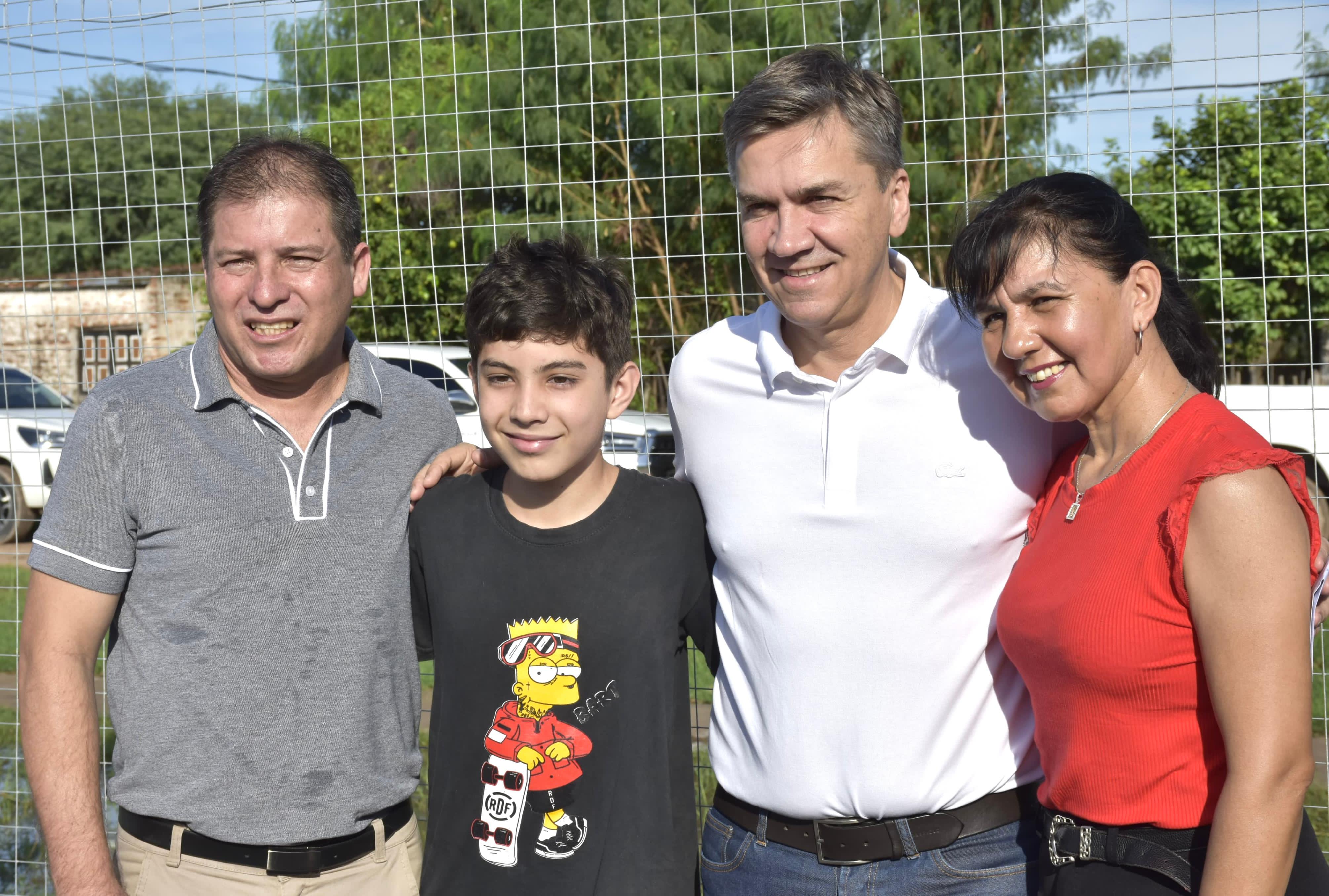 PRESIDENCIA ROCA: EL GOBERNADOR INAUGURÓ UN PLAYÓN DEPORTIVO Y ENTREGÓ ELEMENTOS E INDUMENTARIA