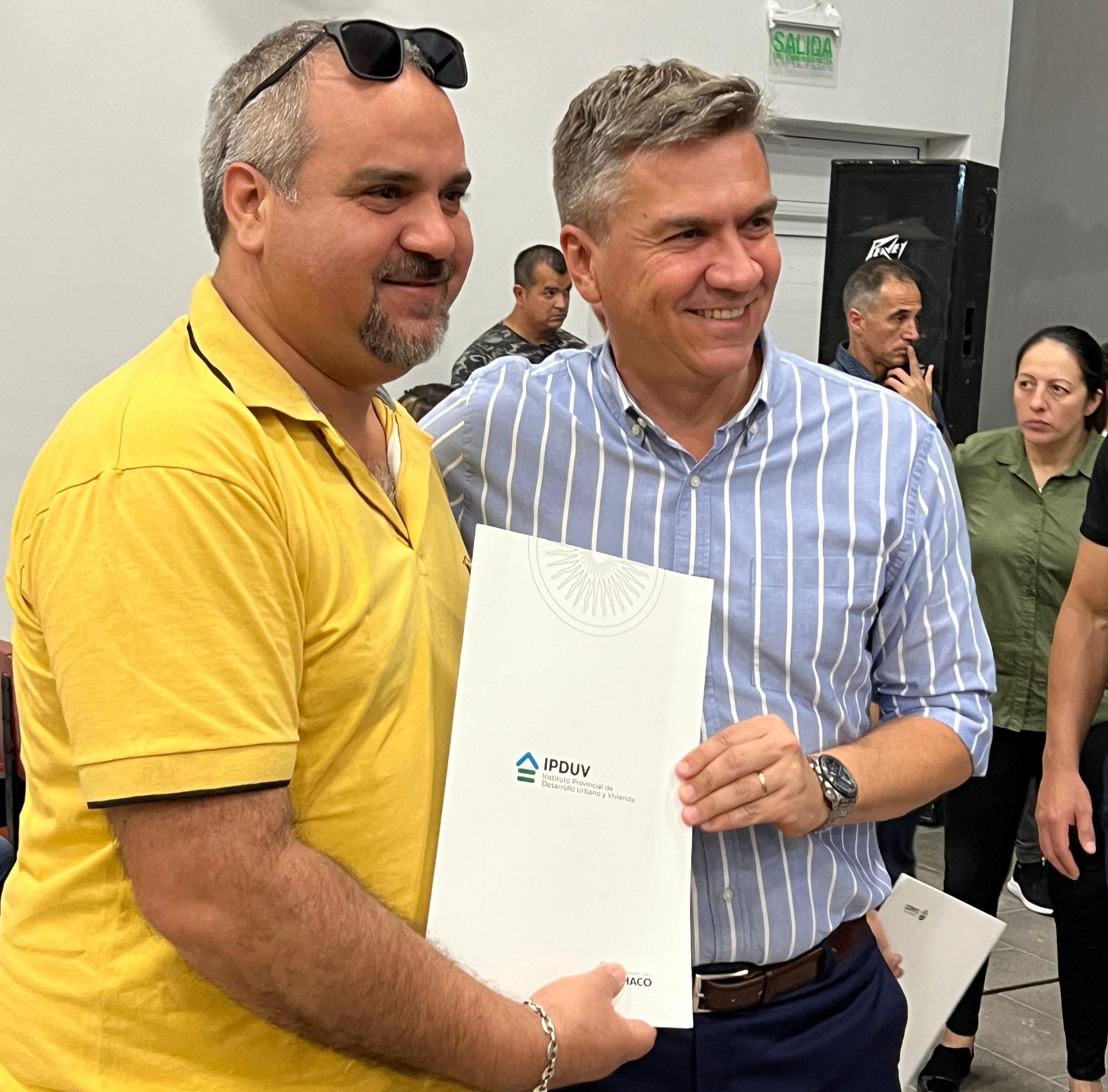 EL GOBERNADOR ZDERO ENTREGÓ 50 TÍTULOS DE PROPIEDAD A FAMILIAS DE GENERAL SAN MARTÍN