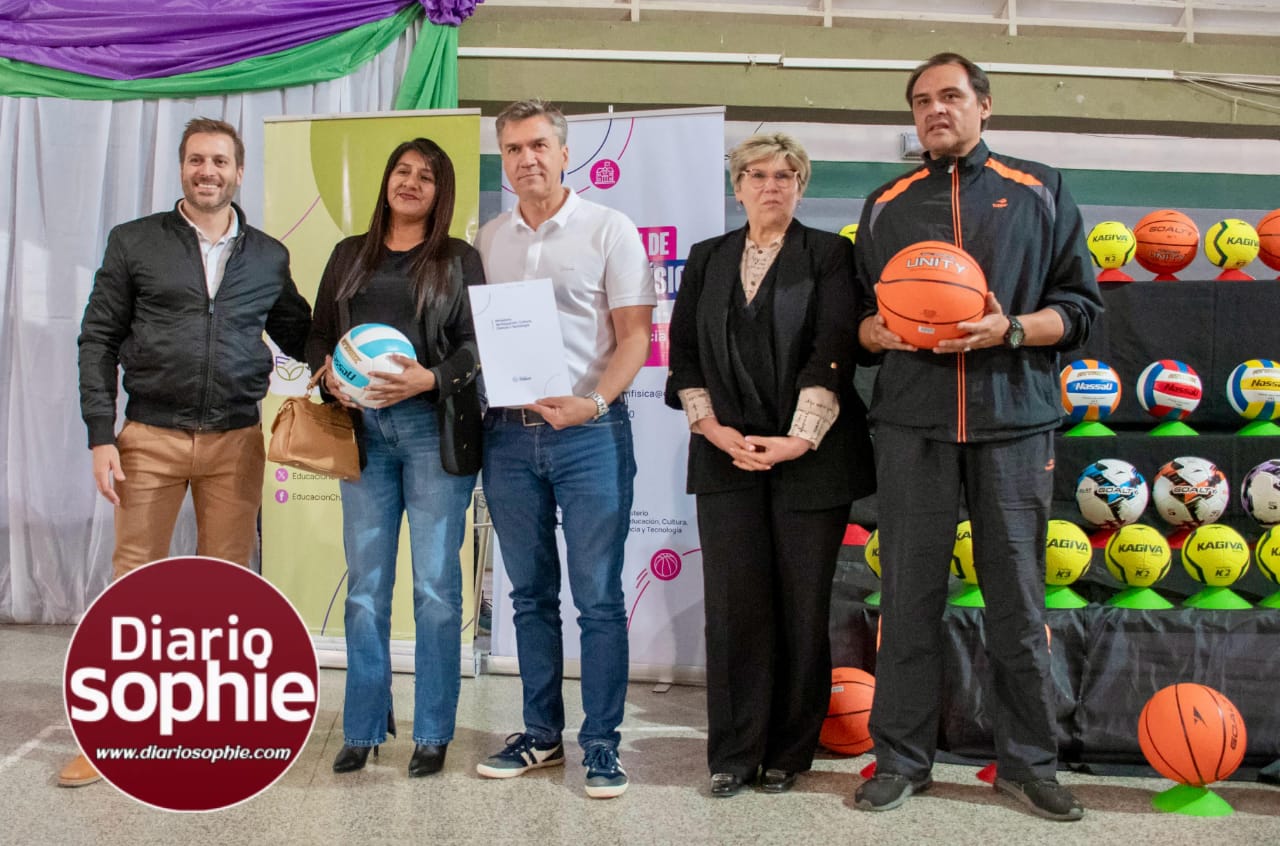 JUAN J. CASTELLI: EL GOBERNADOR ZDERO ENTREGÓ ELEMENTOS Y KITS DEPORTIVOS PARA ESCUELAS DE EL IMPENETRABLE