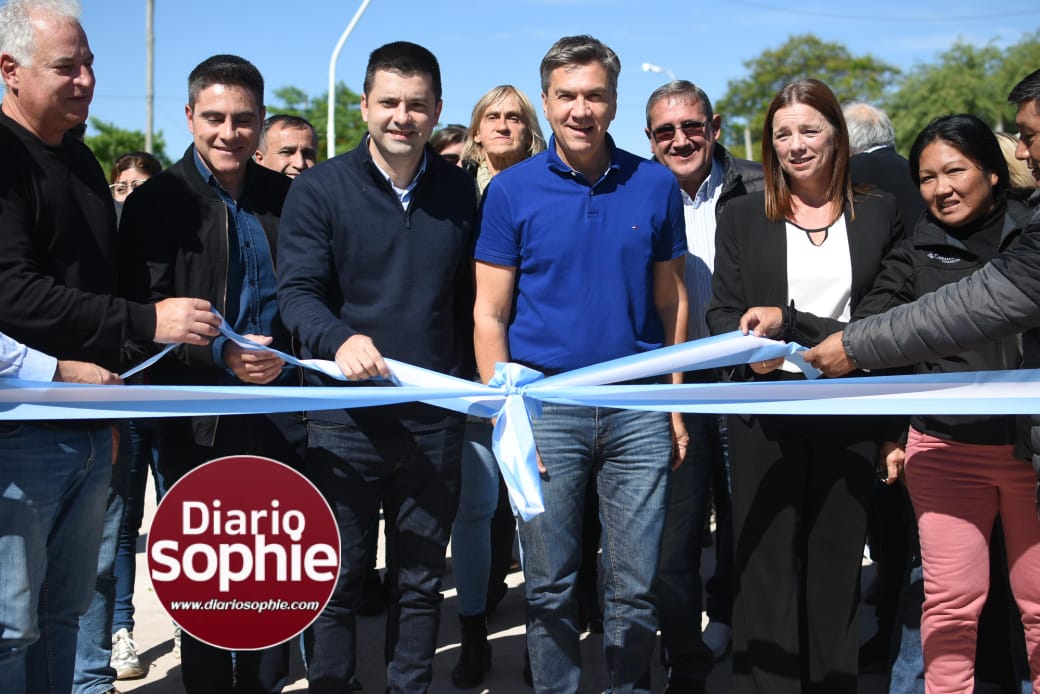 SÁENZ PEÑA: EL GOBERNADOR ZDERO INAUGURÓ HOY NUEVAS CUADRAS DE PAVIMENTO CON DESAGÜES E ILUMINACIÓN