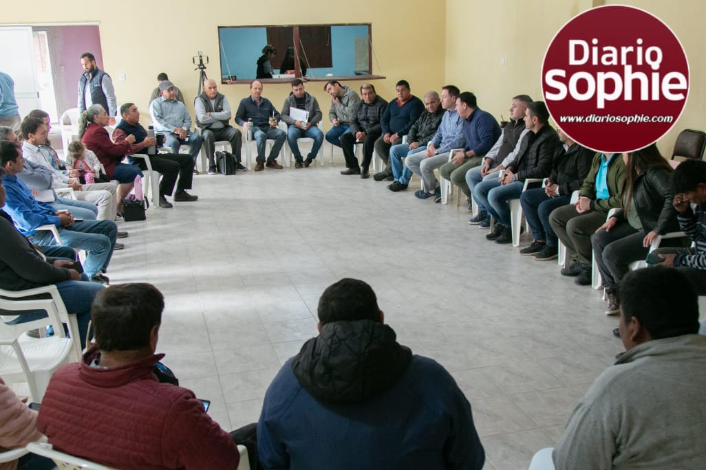 MIRAFLORES: LOS CANDIDATOS A DIPUTADOS PROVINCIALES, JULIO FERRO Y JORGE GÓMEZ, JUNTO A RESICO LLEVARON LA PROPUESTA DE ORDEN Y CAMBIO QUE IMPULSA EL GOBERNADOR