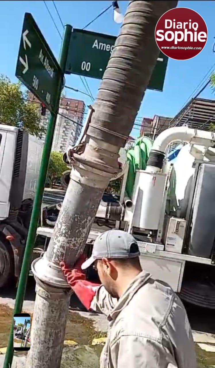 MICROCENTRO DE RESISTENCIA: SAMEEP INTERVIENE CON LIMPIEZA Y DESOBSTRUCCIÓN DE REDES CLOACALES. TAMBIÉN SE REPARARÁN CAÑERÍAS DAÑADAS