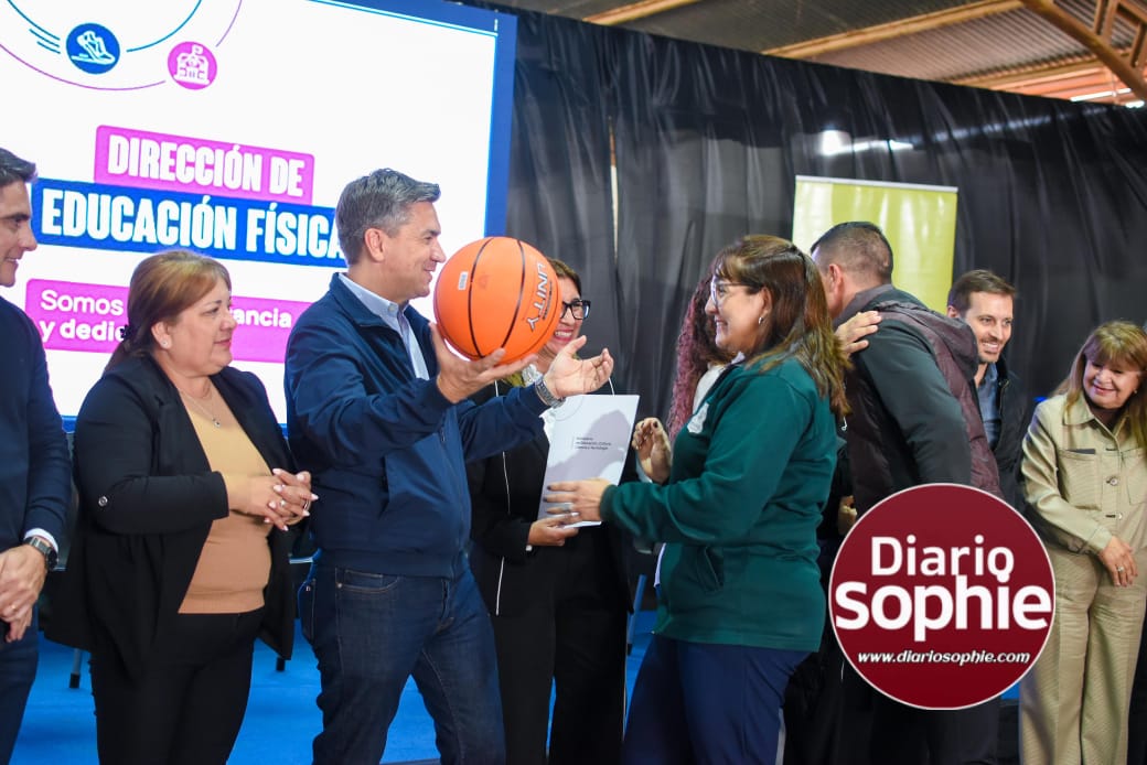 GRAL. SAN MARTÍN: EL GOBERNADOR ZDERO ENTREGÓ EQUIPAMIENTOS DEPORTIVOS A INSTITUCIONES EDUCATIVAS DE LA REGIONAL V