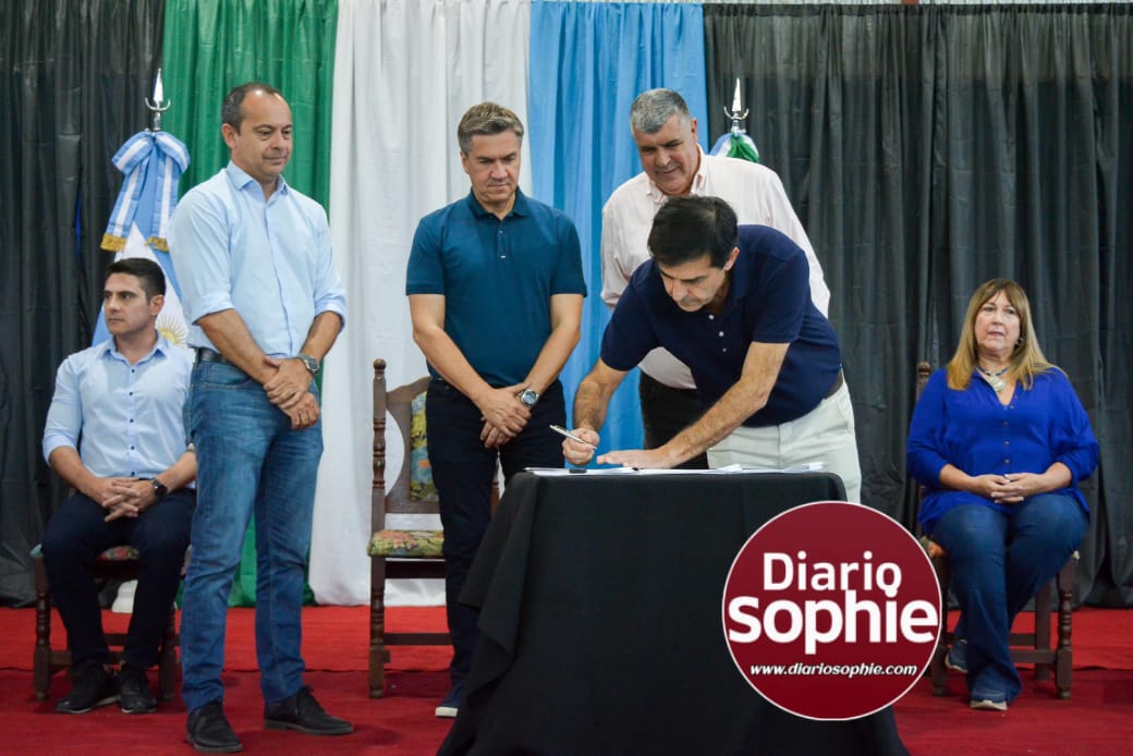 ISLA DEL CERRITO: EL GOBERNADOR ZDERO ENTREGÓ TÍTULOS DE PROPIEDAD Y FIRMÓ EL CONVENIO PARA LA CREACIÓN DEL CENTRO DE MONITOREO LOCAL