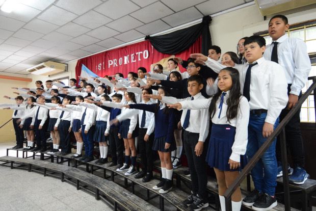 ESTUDIANTES CHAQUEÑOS PROMETEN LEALTAD A LA CONSTITUCIÓN