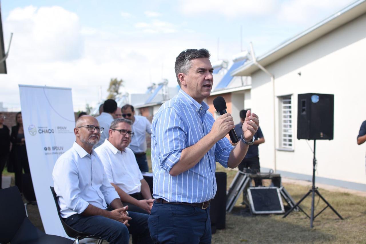 EL GOBERNADOR ENTREGÓ VIVIENDAS A FAMILIAS EN MACHAGAI