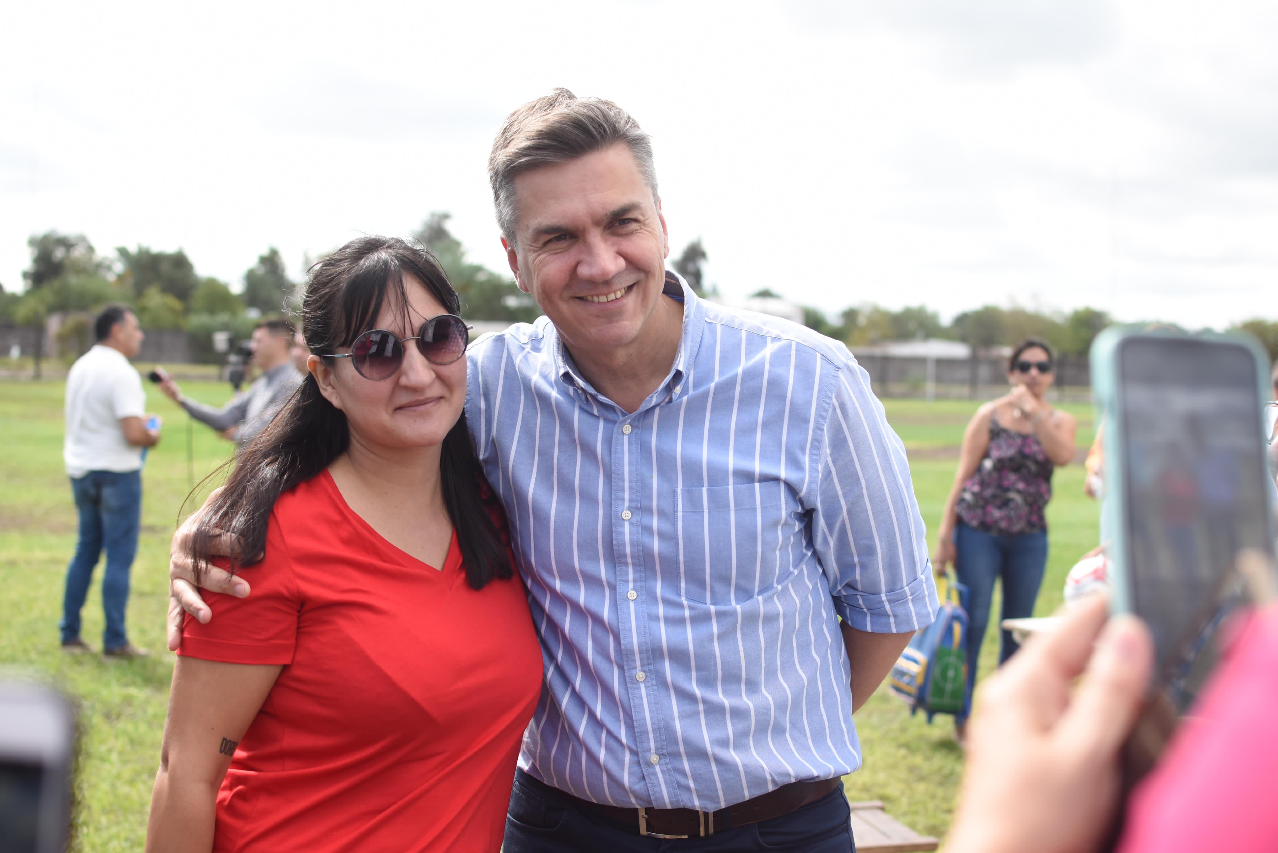 MACHAGAI: EL GOBERNADOR ZDERO ENTREGÓ ELEMENTOS DEPORTIVOS PARA EL CENTRO CULTURAL RECREATIVO ARGENTINO