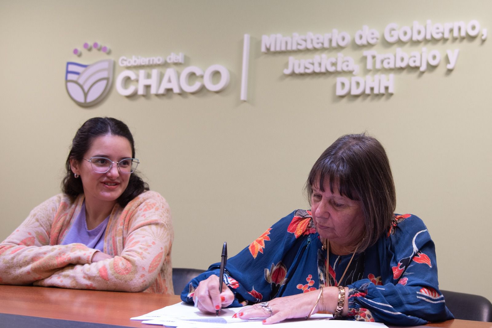 GOBIERNO FIRMÓ UN CONVENIO CON LA FACULTUDAD DE HUMANIDADES DE LA UNNE PARA PASANTÍAS ESTUDIANTILES