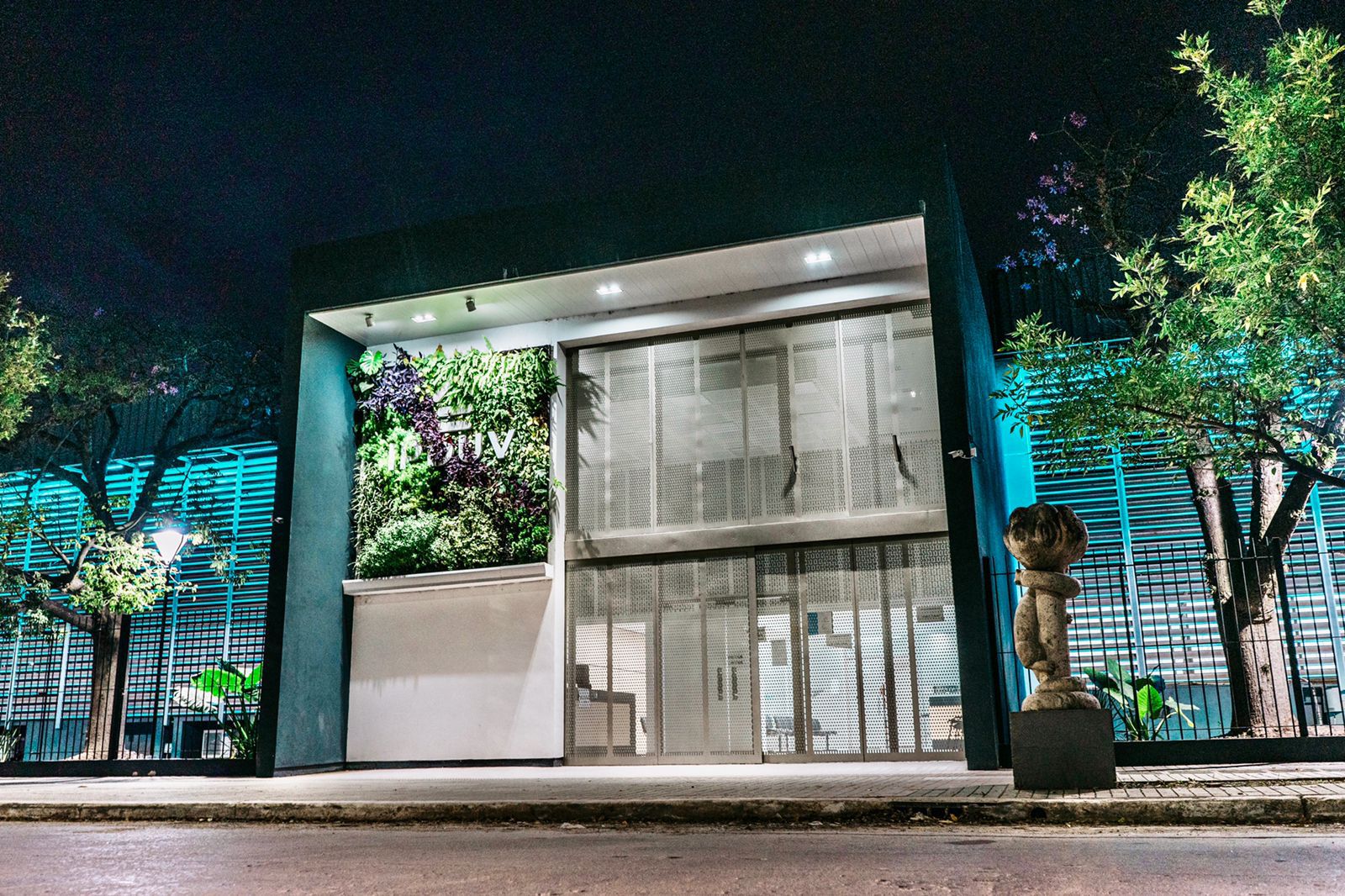 EL EDIFICIO DEL IPDUV SE VISTE DE GALA EN LA SEMANA DE MAYO