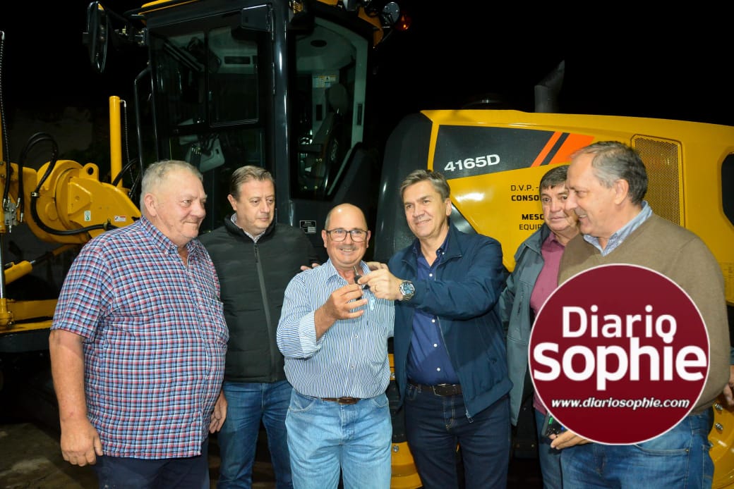 IMPULSO PARA EL SECTOR RURAL: EL GOBERNADOR ZDERO ENTREGÓ MAQUINARIA AL CONSORCIO N°10 DE MESÓN DE FIERRO