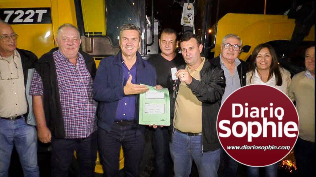 HERMOSO CAMPO: EL GOBERNADOR ZDERO ENTREGÓ UNA MOTONIVELADORA DE ALTA POTENCIA AL CONSORCIO CAMINERO Nº42