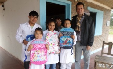 Entrega de Útiles Escolares en el Paraje “Santa María”