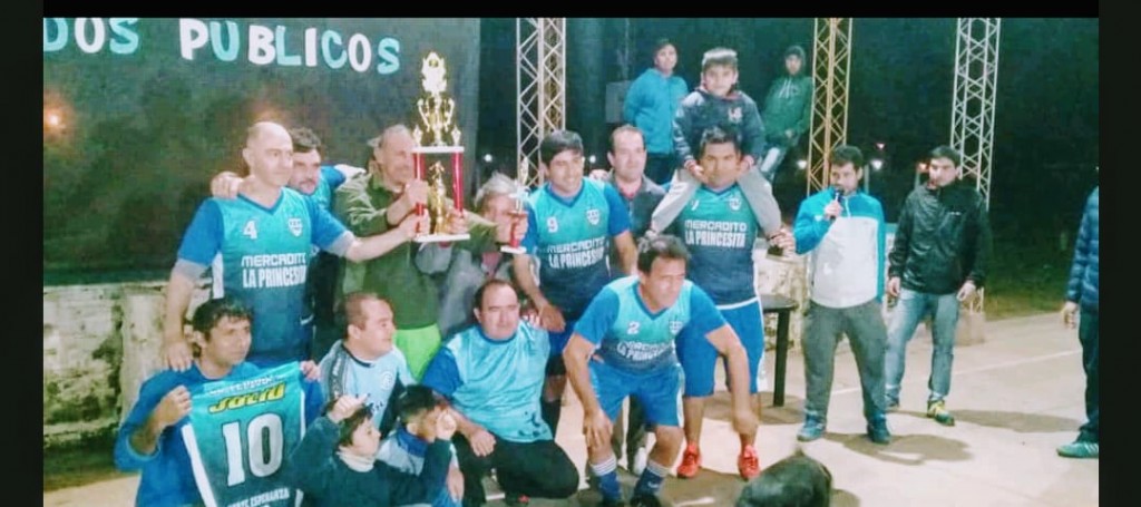 Fuerte Esperanza: Los Maestros Campeones de la 4° Torneo de Fútbol de Empleados Públicos.