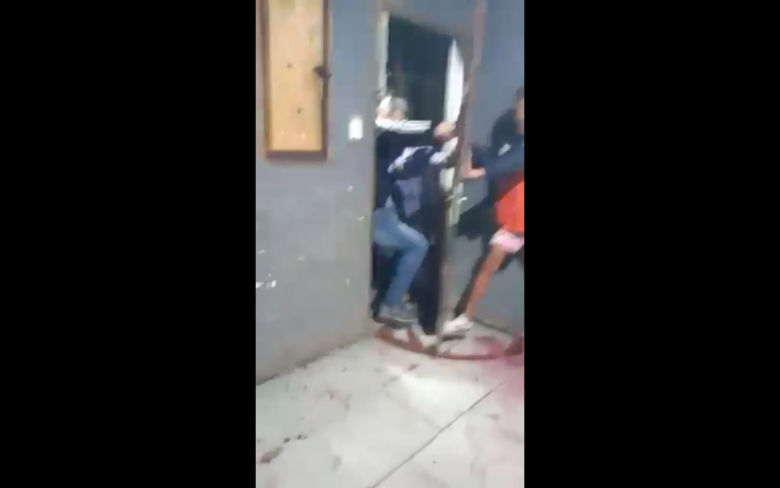 Investigarán a policías que irrumpieron en una casa de Fontana “sin orden de allanamiento”