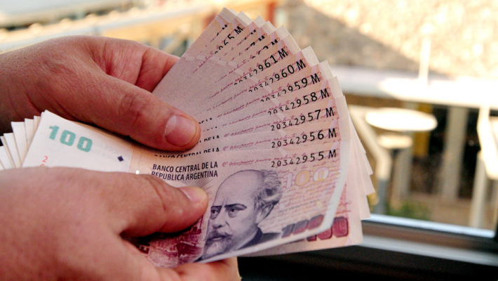 En abril los salarios subieron 0,2% respecto a marzo y acumularon un aumento de 42,3% en doce meses