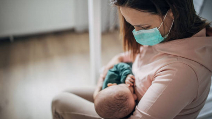 La leche materna de mujeres infectadas por coronavirus transmite anticuerpos, afirman dos estudios