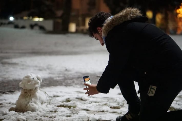 Nevó en Córdoba y pese al frío, no faltaron los románticos, los fotógrafos y los muñecos de nieve